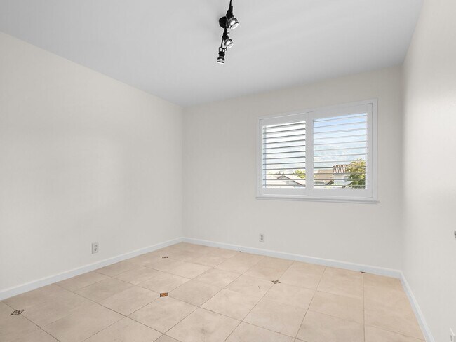 Building Photo - Townhouse-Style Single-Family