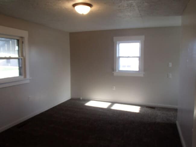 Building Photo - Larger 2 bedroom, 2 bathroom home! Pet Fri...