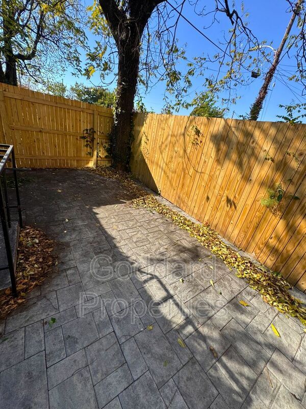 Building Photo - 1313 E North Ave