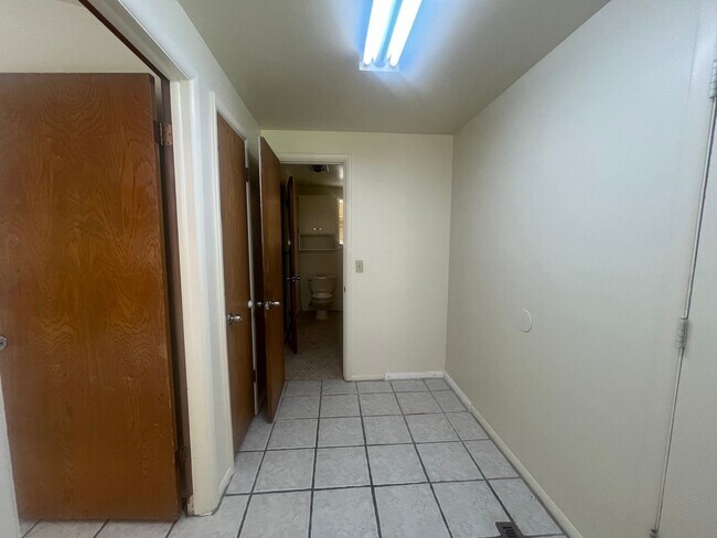 Building Photo - Light, bright, & Move- In ready with ultimate flexibility!