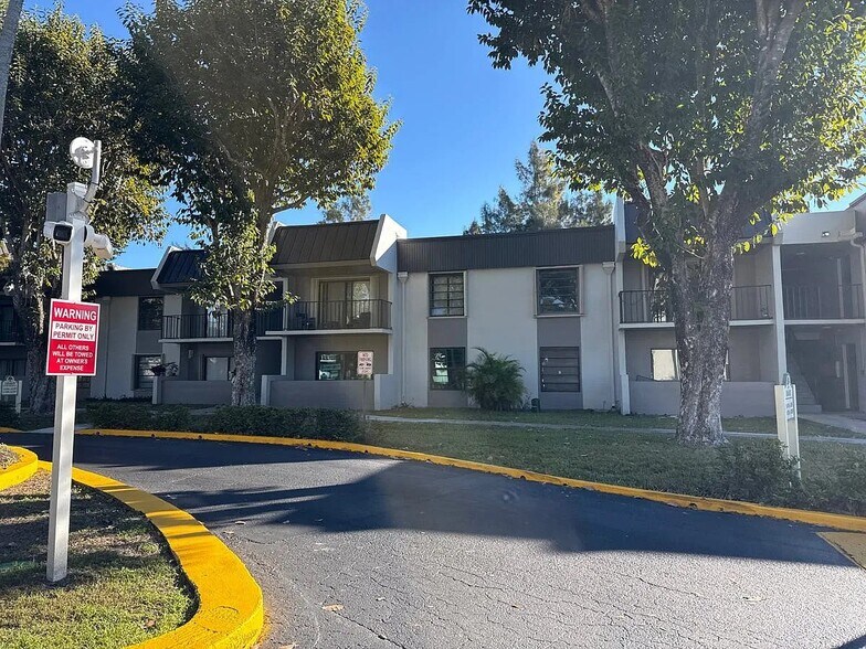 Building - 10403 N Kendall Dr