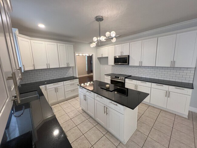 Building Photo - Newly remodeled, 4 bedroom, 2.5 bathroom home in Baton Rouge, LA