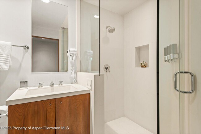 Building Photo - 706 E Hyman Ave