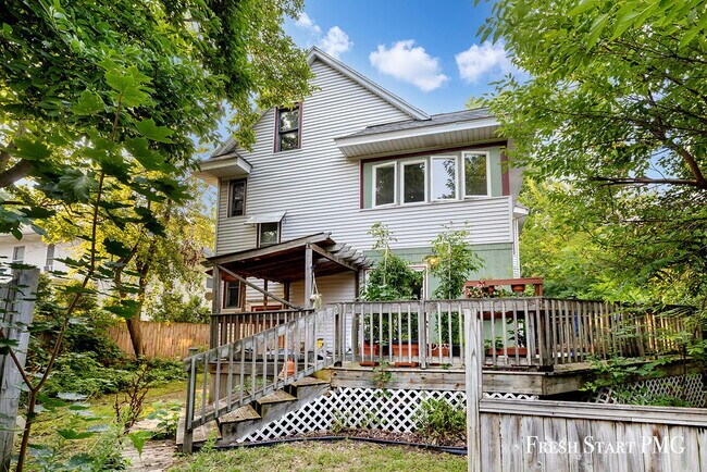 Building Photo - Spacious 3-Bedroom Haven with Sunroom & Wa...