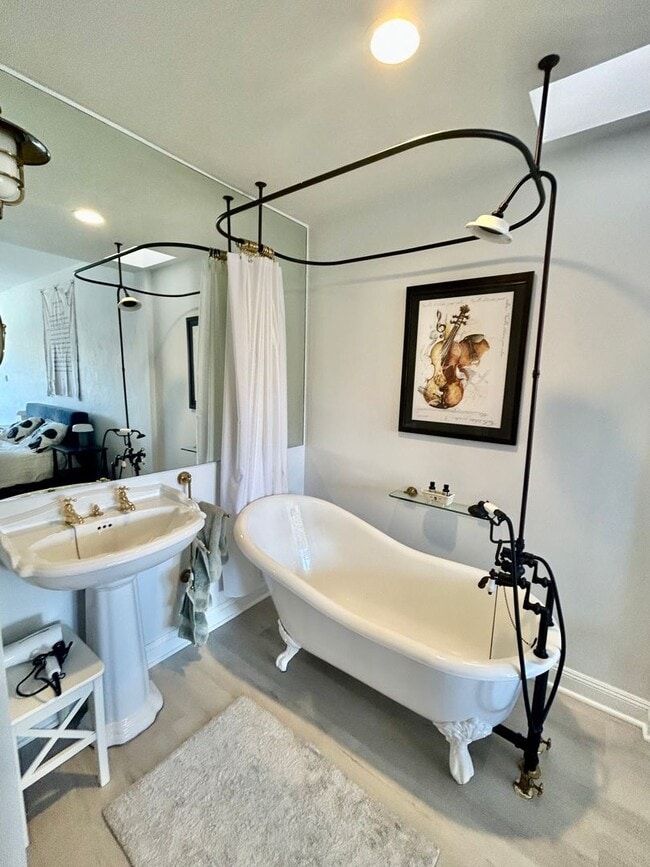 Building Photo - Charming Furnished Marina Studio