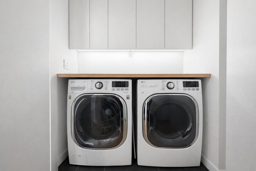 Building Photo - 54 Bleecker St