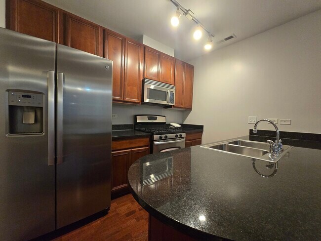 Building Photo - 1752 W Maypole Ave