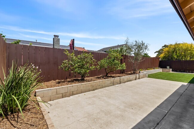 Building Photo - 4820 Cobb Dr