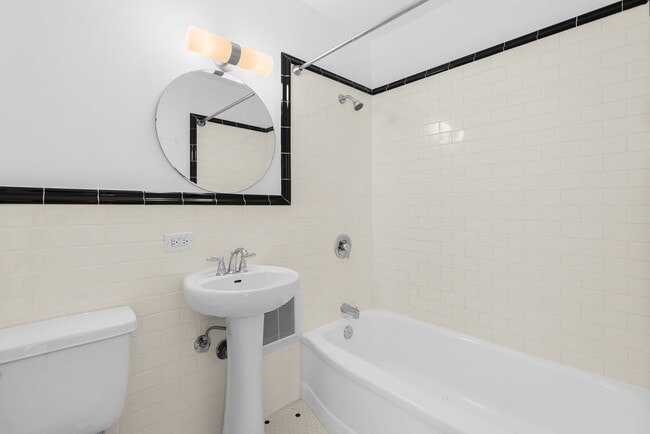 Building Photo - 1105 Spring St