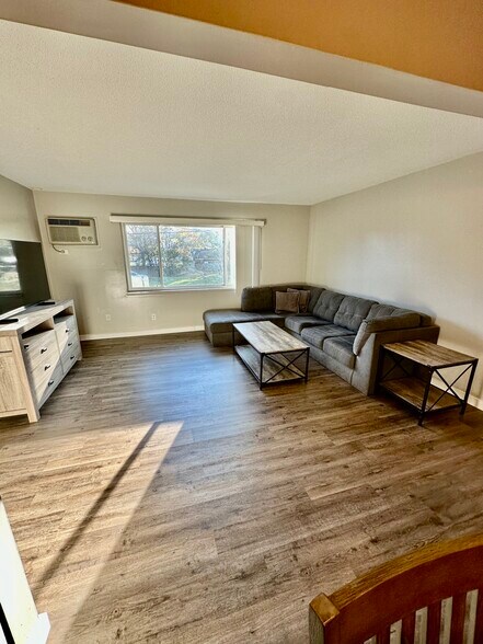 Building Photo - 1637 S Riverside Ave