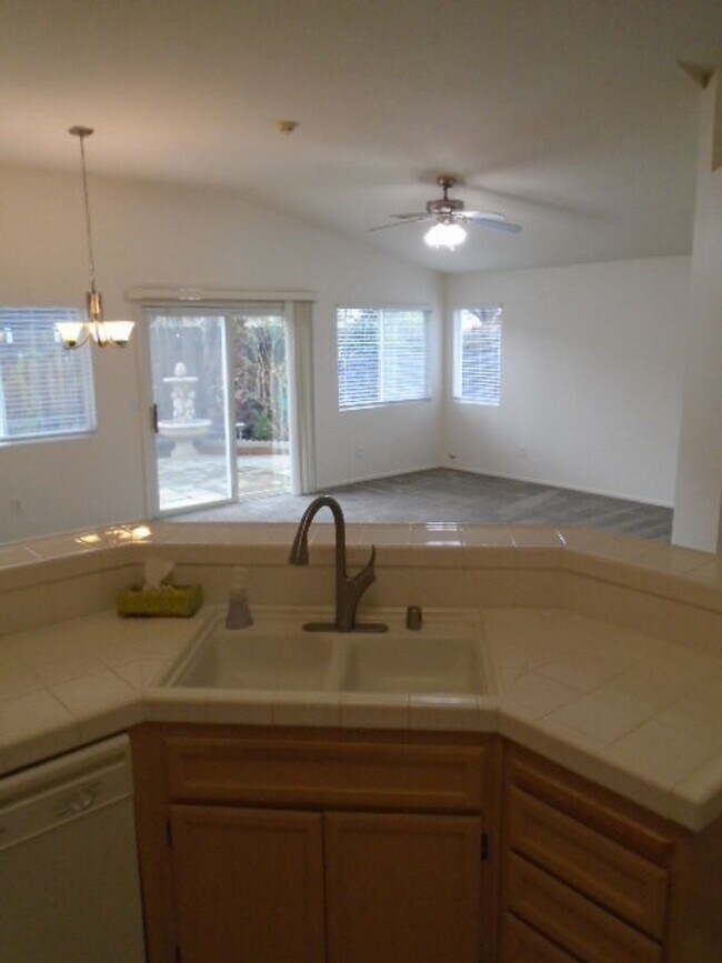 Building Photo - NICE SINGLE STORY 3 BEDROOM & 2 BATH IN DA...