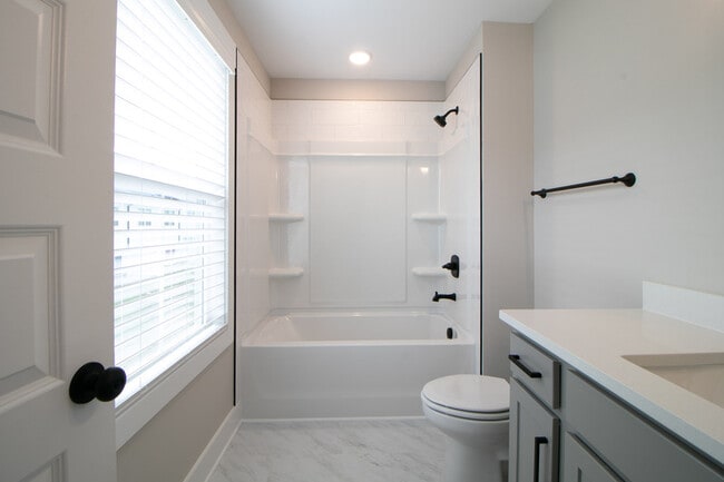 Building Photo - 166 Sango Dr
