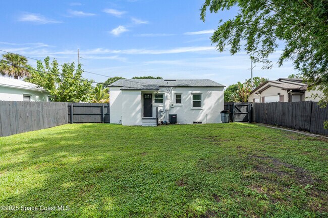 Building Photo - 509 E Fee Ave