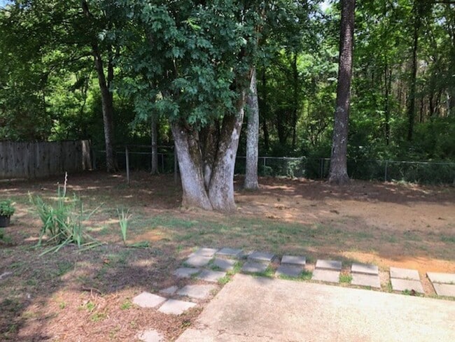 Building Photo - 2202 Holly Hill Dr