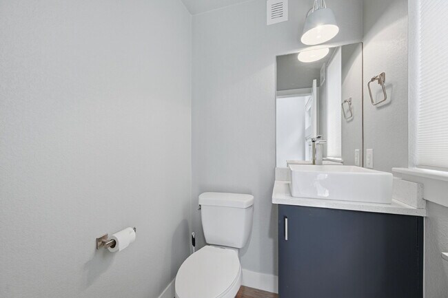 Building Photo - $3,440.95 with $300 off the first month's rent, 2 Beds - 4 Bath, Townhouse in Denver with Cozy Fi...