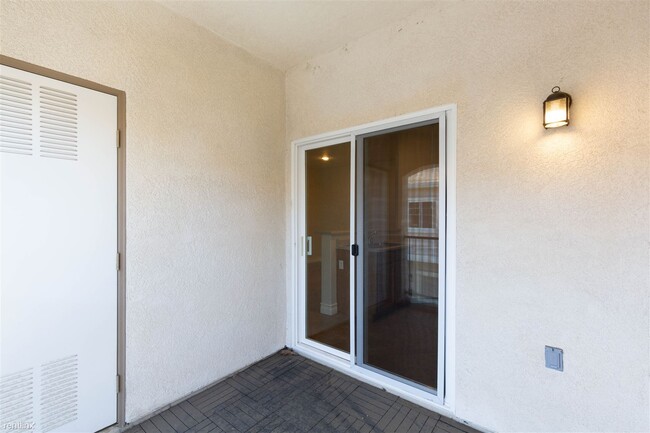 Building Photo - 1 br, 1 bath Condo - 26444 Arboretum Way U...