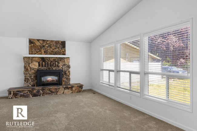 Building Photo - 4 Bedrooms - 2 1/2 Baths - South Medford Living