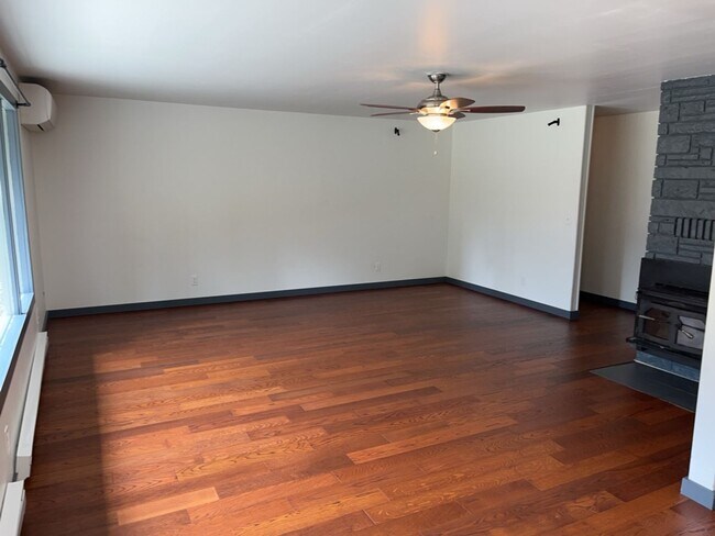 Building Photo - Wonderful Spacious 3-Bedroom 3 Bath with Over an Acre of Land with a Private Gate!