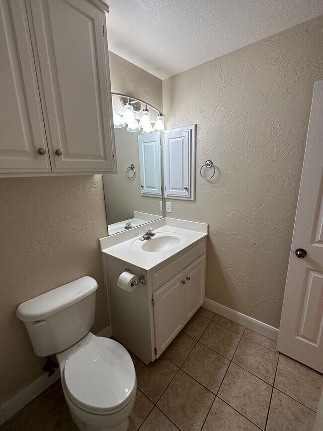 Building Photo - 3200 Hansford Dr