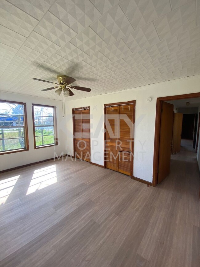 Building Photo - 3 bedroom, 2 bathroom home available in Ne...