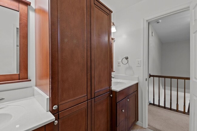 Building Photo - Your Dream Home Awaits!