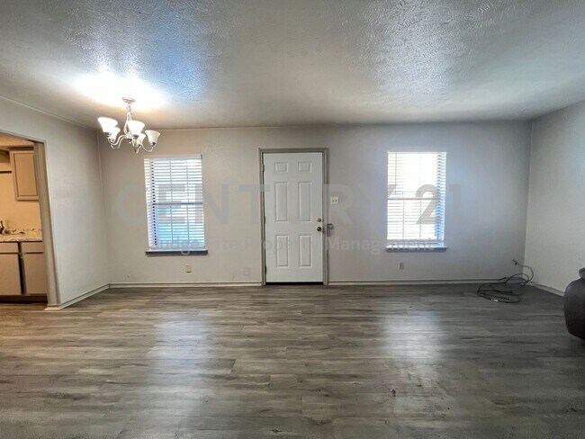 Building Photo - Spacious 2/1.5 Apartment in Denton Great for Roommates!