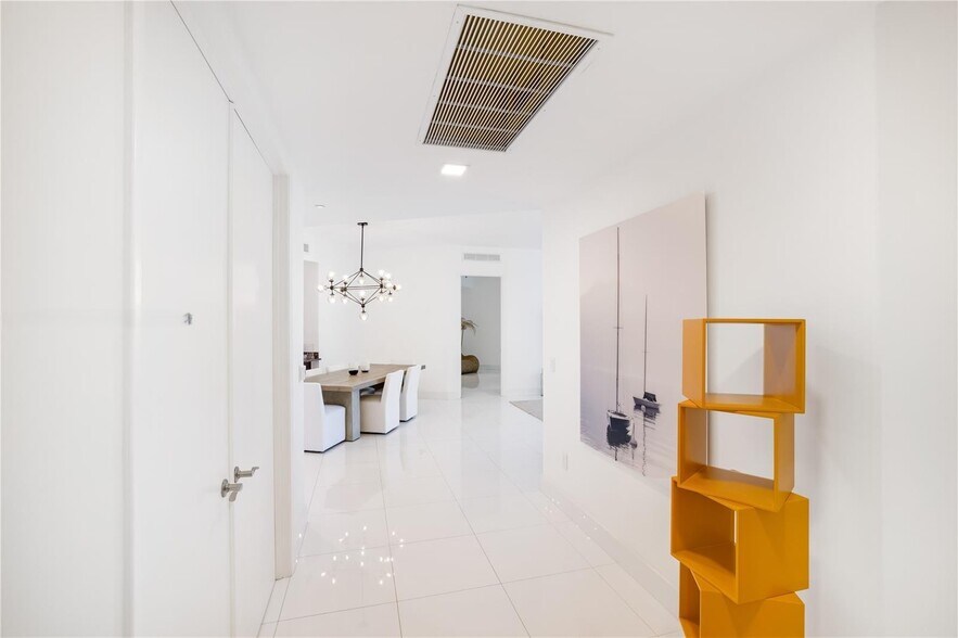 Building Photo - 15901 Collins Ave
