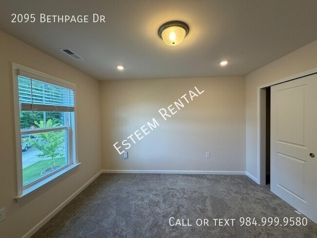Building Photo - 2095 Bethpage Dr