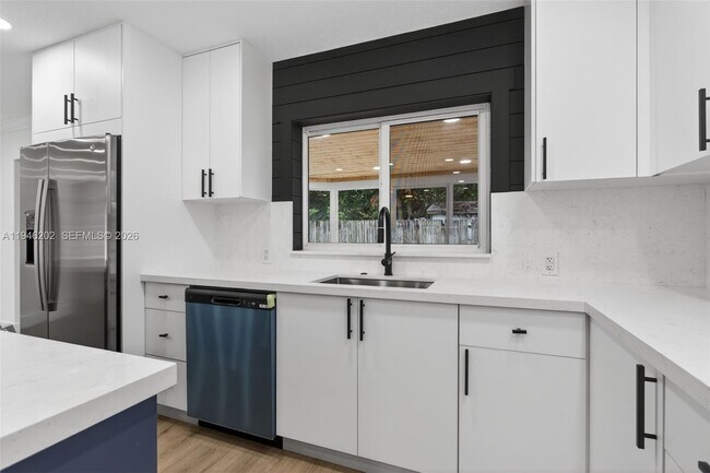 Building Photo - 6720 NW 6th Ct