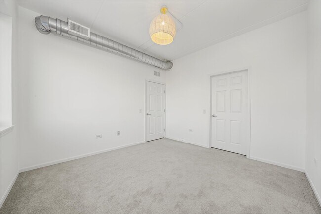 Building Photo - 873 N Larrabee St