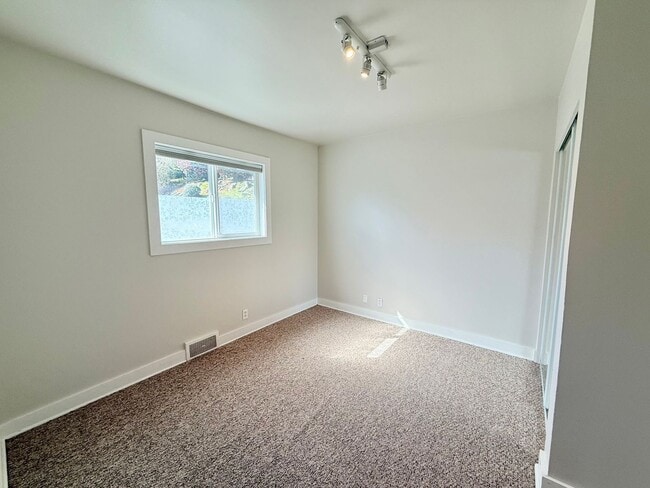 Building Photo - North Queen Anne Home