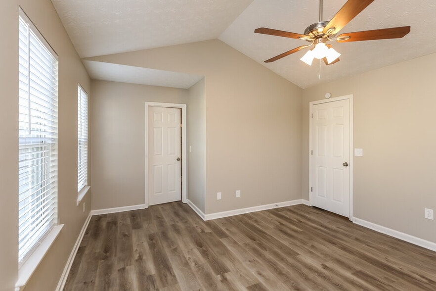 Building Photo - 204 Springbottom Dr SE