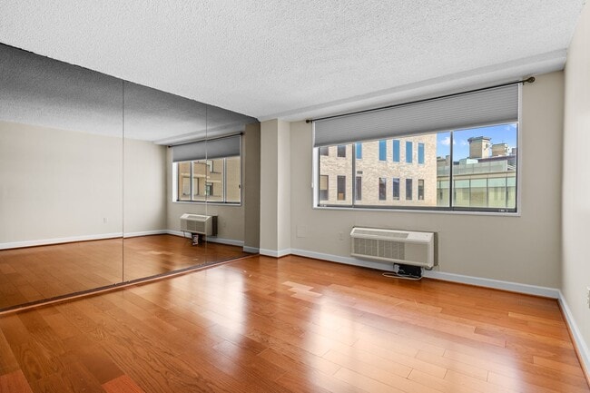 Building Photo - Spacious Renovated Dupont Circle Condo Walking Distance to Metro!