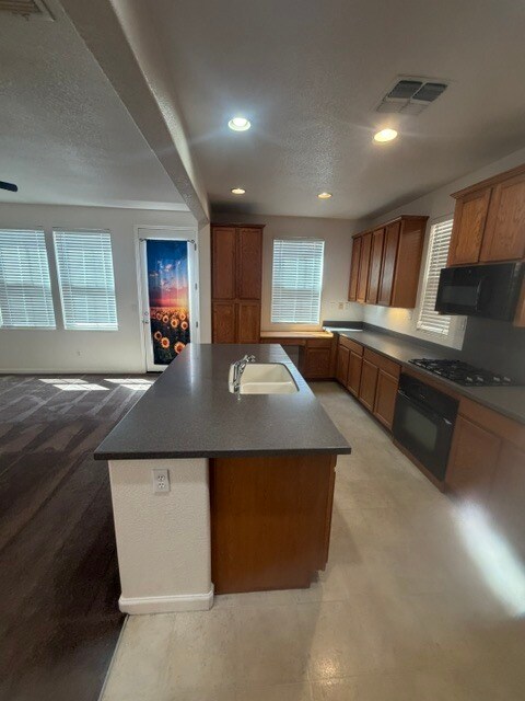 Building Photo - Gorgeous Modesto Home 3 Bedroom 2.5 Bathroom