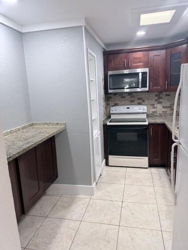 Building Photo - 212 NW 46th Ct