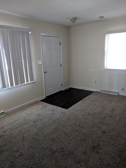 nice great room - 2622 Melrose Ave