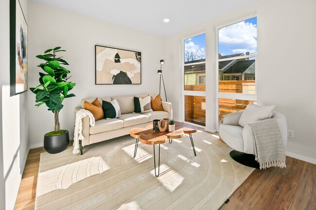 Building Photo - Modern Townhome in Licton Springs – Rooftop Deck & Stylish Living!