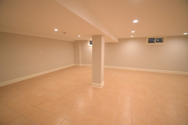 Building Photo - 23W050 Hackberry Dr