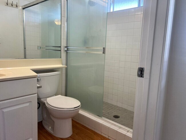 Building Photo - Unfurnished 3 bedroom 2 bath condo (top fl...