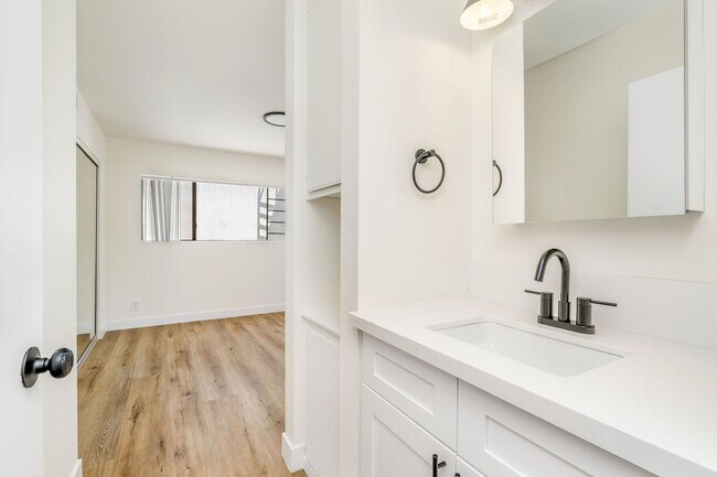 Building Photo - 2500 Abbot Kinney Blvd