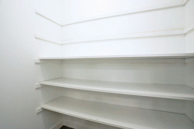 Building Photo - 236 Deerpath Ct