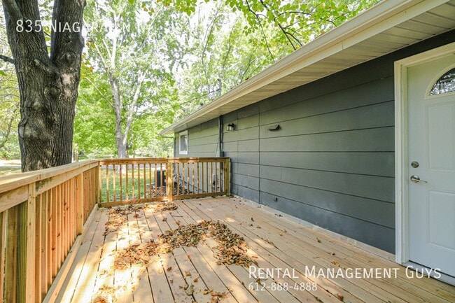 Building Photo - Stunning 4 Bedroom Home! Wayzata School District!