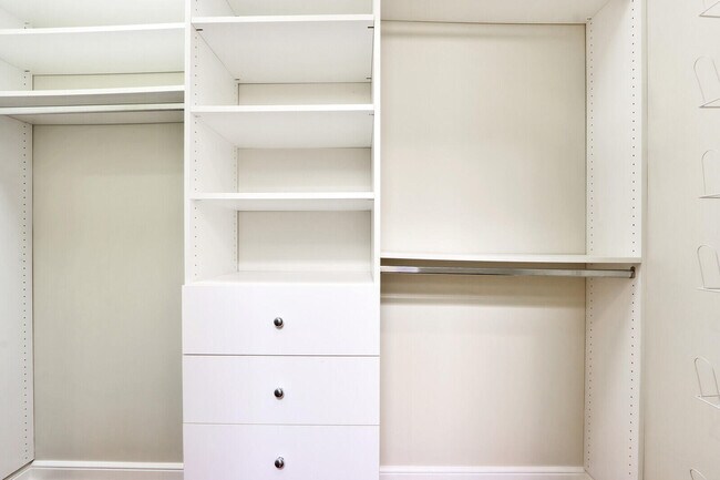 Building Photo - 1904 Flower Dr