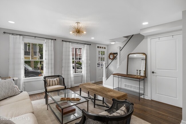 Building Photo - 10 Marion Pl