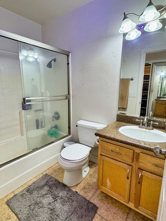 Building Photo - Beautiful and Bright 2-Bedroom Condo