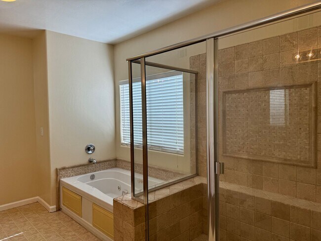 Building Photo - Four bedroom home in the Southwest!