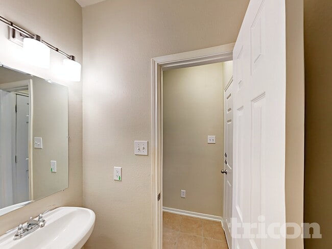 Building Photo - 410 Crosby Village Dr