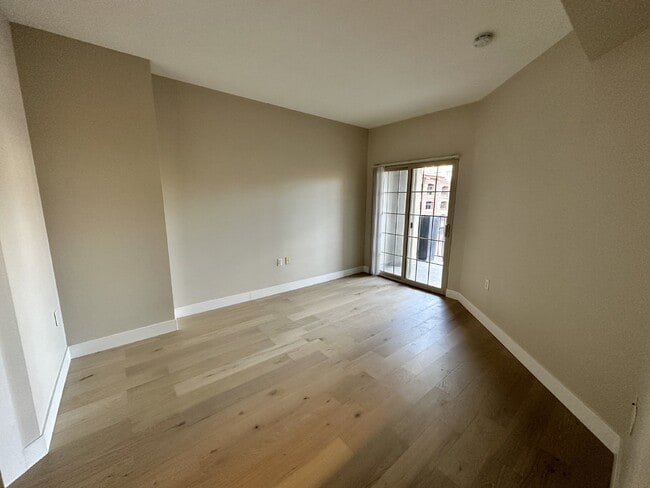Building Photo - 2 bed/2 bath condo in Golden Triangle