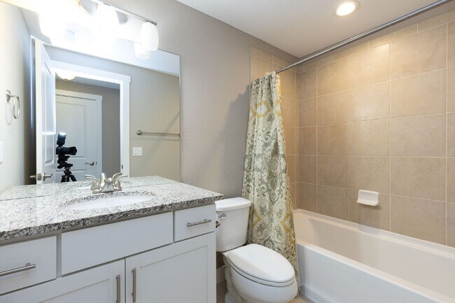 Building Photo - 6bd/4.5 bath home in Southwest Longmont!