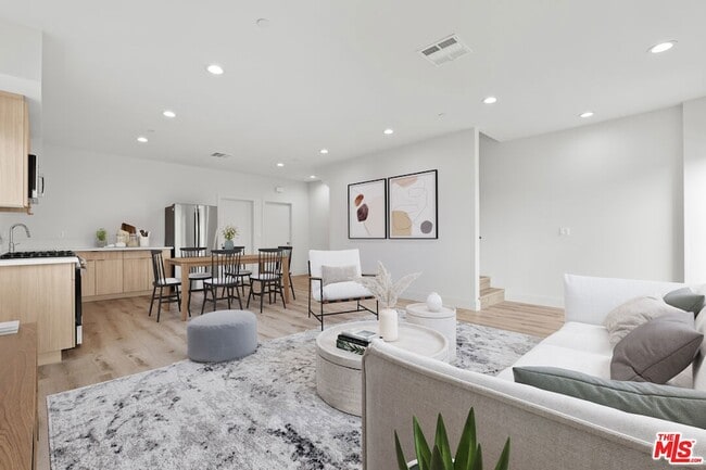 Building Photo - 6941 1/2 Simpson Avenue Unit